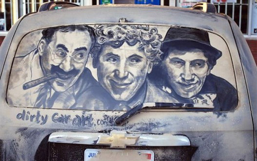 Уличные шедевральные рисунки на грязных окнах авто