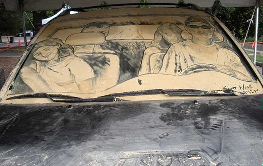 Уличные шедевральные рисунки на грязных окнах авто